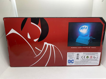 DC Collectibles Batman & Robin Light-Up Bat-Signal Figure Set